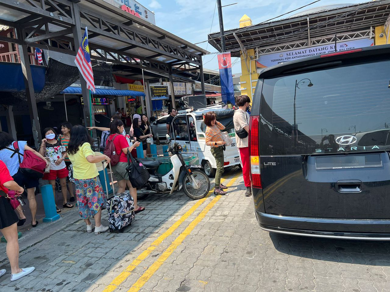 Family-friendly day tour with private car Singapore to Malaysia